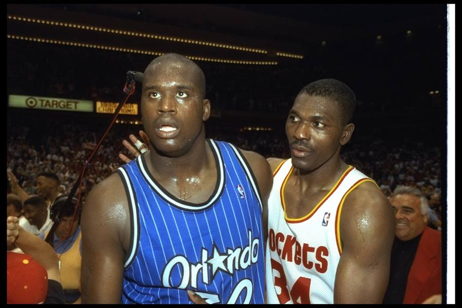 14 giugno 1995: Shaq con Hakeem Olajuwon dopo gara-4 delle Finals, quella che consegna il titolo ai Rockets